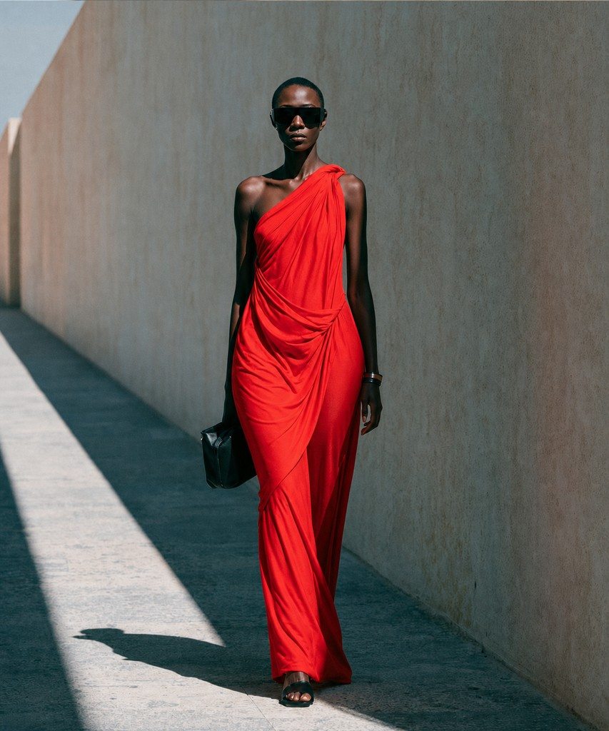 A bright, detailed top over a plain dark bottom — an effective formula for balancing pear proportions